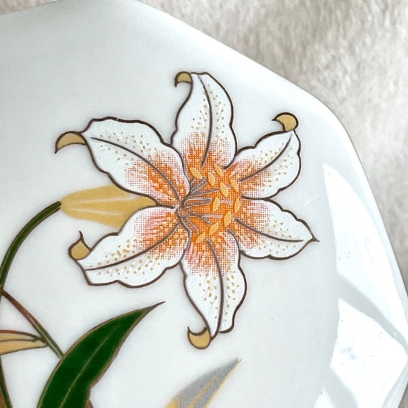Vintage Japanese Octagonal Porcelain Trinket Box/w White Lily Design - Picture 10 of 15